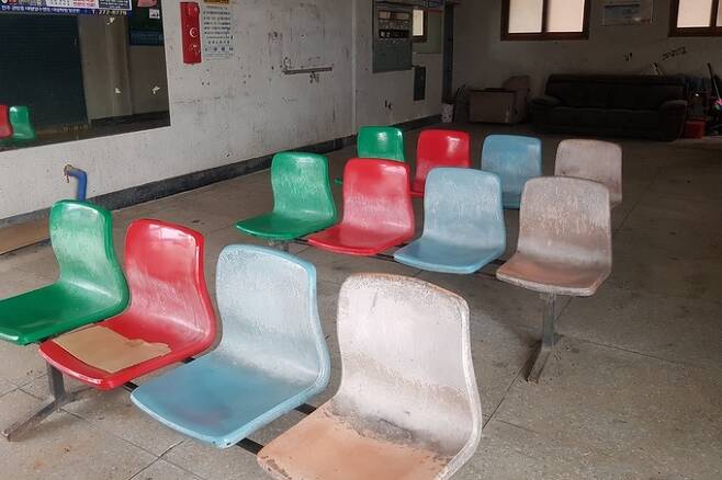 전북 김제시 원평터미널 대합실 모습. 낡은 플라스틱 간이 의자만 놓여 있을 뿐 조명도 냉난방도 되지 않다 보니 이용객은 밖에서 시외버스를 기다렸다. 김제=김동욱 기자