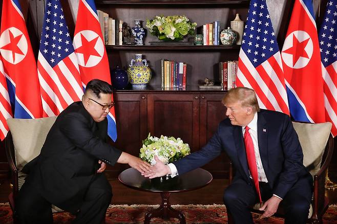 2018년 6월 12일 미국 도널드 트럼프 대통령(오른쪽)과 김정은 북한 국무위원장이 싱가포르 센토사 섬 카펠라호텔에서 단독회담을 마친 뒤 악수하고 있다. 세계일보 자료사진