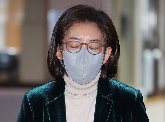 저출산고령사회위원회 부위원장직 사의를 표명한 나경원 전 국민의힘 의원이 지난 11일 오전 서울 자택을 나서고 있다. 연합뉴스