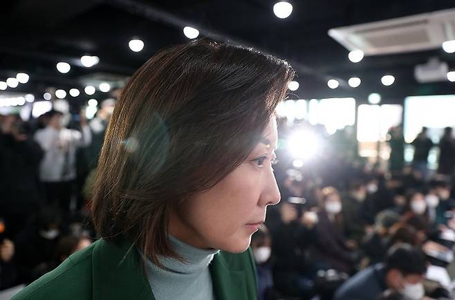 나경원 전 국민의힘 의원이 25일 오전 서울 여의도 국민의힘 당사에서 당 대표 경선 출마 여부와 관련해 입장을 발표하기 위해 단상으로 향하고 있다. 뉴시스