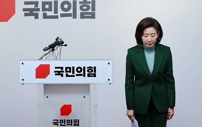 나경원 전 국민의힘 의원이 25일 서울 여의도 국민의힘 당사에서 기자회견을 열어 전당대회 불출마를 선언한 후 인사하고 있다. 연합뉴스