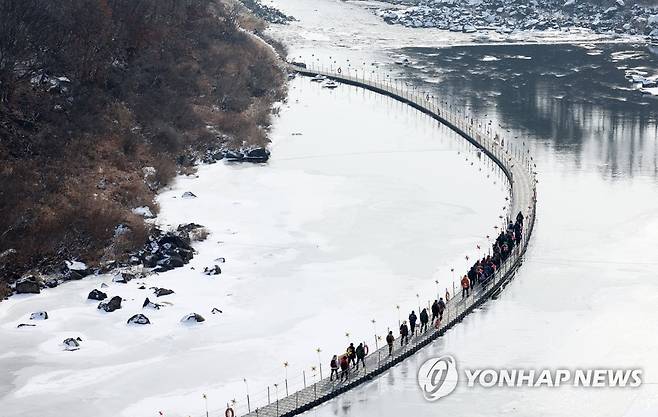 '2023 철원 한탄강 얼음 트레킹' [연합뉴스 자료사진]
