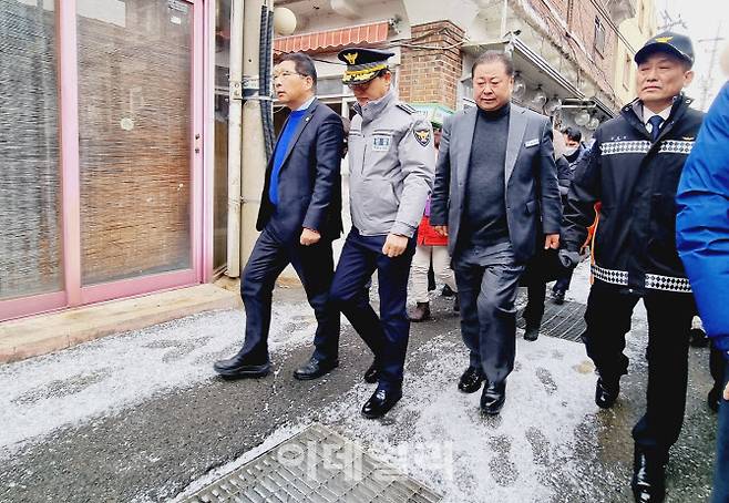 김경일 시장(오른쪽 두번째) 등 경찰·소방당국 관계자들이 성매매 집결지 내부를 둘러보고 있다.(사진=정재훈기자)