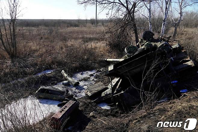 24일(현지시간) 러시아가 점령한 우크라이나 루한스크 세베로도네츠크에서 파괴된 탱크가 보인다. ⓒ AFP=뉴스1 ⓒ News1 우동명 기자