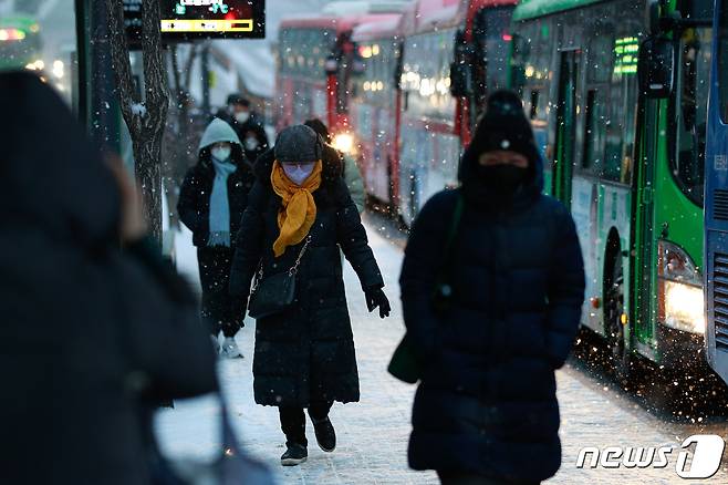 중부지방을 중심으로 많은 눈이 내리고 있는 26일 오전 서울 마포구 신촌오거리 버스정류장에서 시민들이 출근길을 서두르고 있다. 2023.1.26/뉴스1 ⓒ News1 안은나 기자