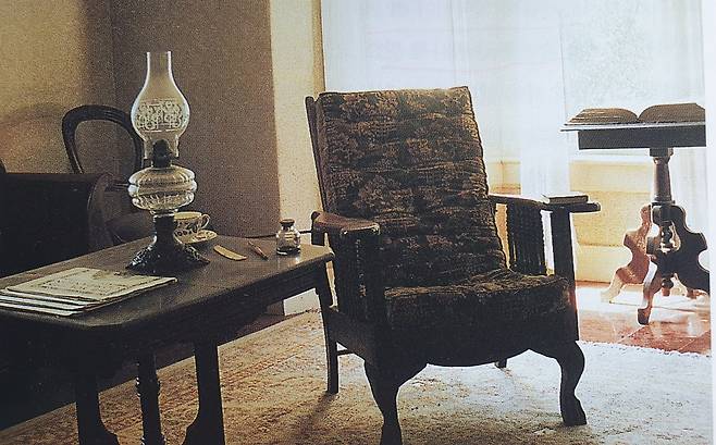 시인 로버트 프로스트가 애용한 모리스풍 의자. / 사진=마음산책 출판사