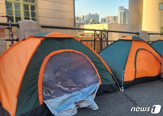 25일 오후 서울역 광장 한 켠에 텐트가 쳐져있는 모습. 2023.1.25/뉴스1 ⓒ News1 유민주 기자