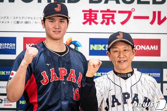 구리야마 히데키 일본 야구대표팀 감독(오른쪽)과 오타니 쇼헤이. ⓒ AFP=뉴스1