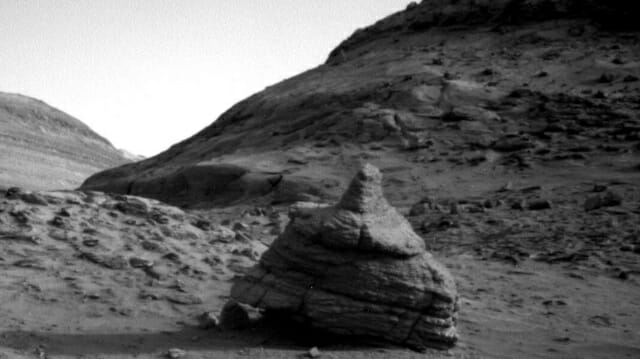 큐리오시티가 왼쪽 탐색 카메라로 촬영한 똥 모양의 바위 (사진=NASA/JPL-칼텍)
