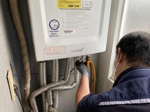 보일러를 안전 점검하는 모습. 사진은 기사 중 특정 표현과 관계 없음 / 사진=연합뉴스