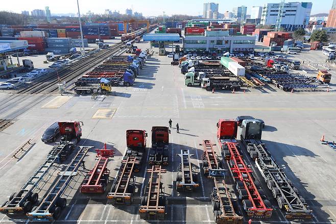 민주노총 공공운수노조 화물연대본부의 집단운송거부(총파업) 행동이 12일째 이어진 지난해 12월 5일 오전 경기 의왕시 의왕ICD제2터미널에 화물차들이 정차해 있다. /뉴스1