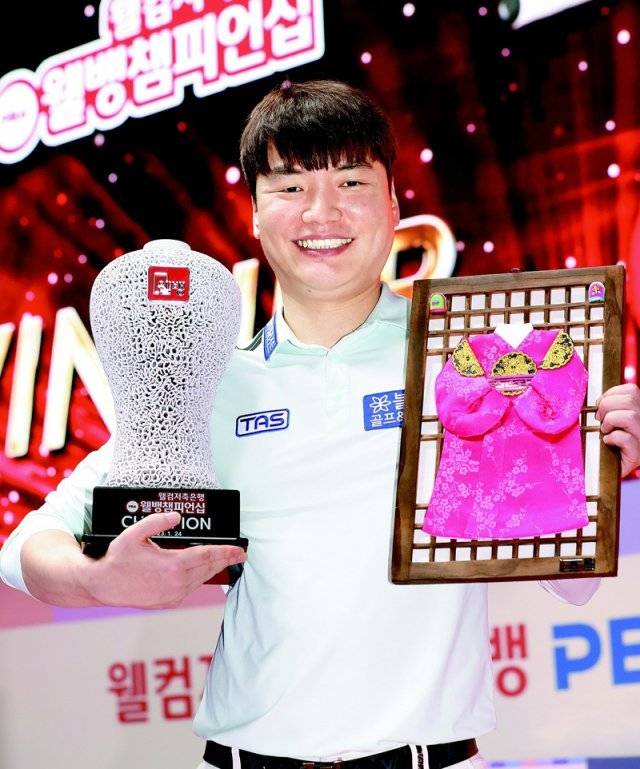 강민구가 24일 경기 고양시에서 열린 프로당구(PBA) 웰컴저축은행 웰뱅 챔피언십에서 개인 첫 우승을 차지한 뒤 웃고 있다. PBA 제공