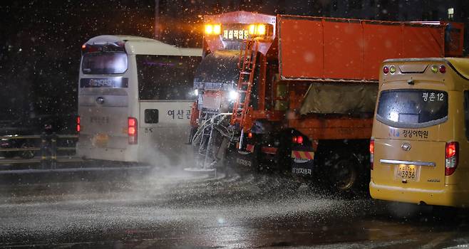 26일 오전 서울 동작구 사당역 인근 도로에서 한 제설차량이 염화갈슘을 뿌리고 있다. 최혁중 기자 sajinman@donga.com