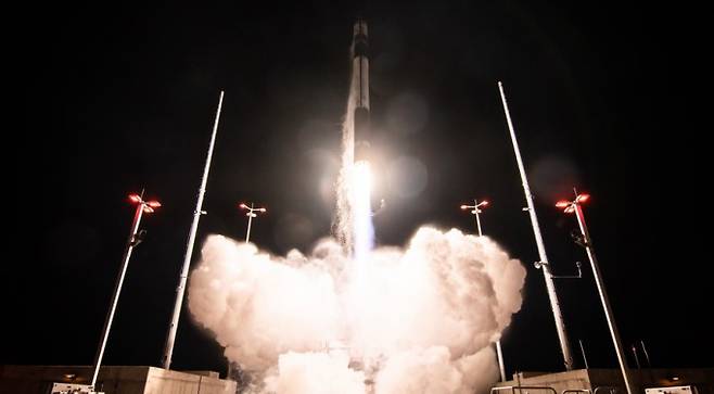 현지시간 24일 오후 6시 미국 버지니아주 론치컴플렉스-2에서 미국 우주개발기업 ‘로켓랩’의 우주발사체 ‘일렉트론’이 발사되고 있다. 로켓랩 제공