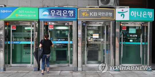 5대 은행이 중소기업 이자 부담 완화를 위한 금융 지원에 나선다. 연합뉴스