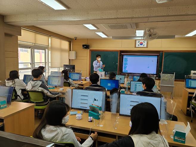 2022 개정 교육과정에 따르면 고등학교는 진로 선택 과목으로 인공지능 기초, 데이터 과학, 소프트웨어와 생활 등을 신설한다.