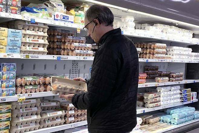 지난 10일(현지시간) 미국 일리노이주 글렌뷰에서 슈퍼마켓에 들른 한 시민이 계란 가격을 확인하고 있다.AP뉴시스