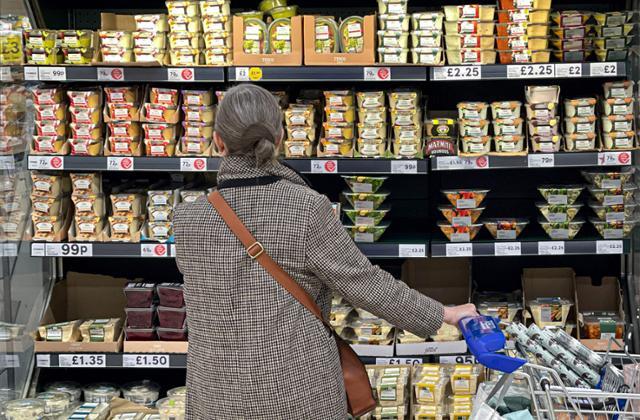 영국 런던의 슈퍼마켓에서 한 시민이 식료품을 고르고 있다. AFP 연합뉴스