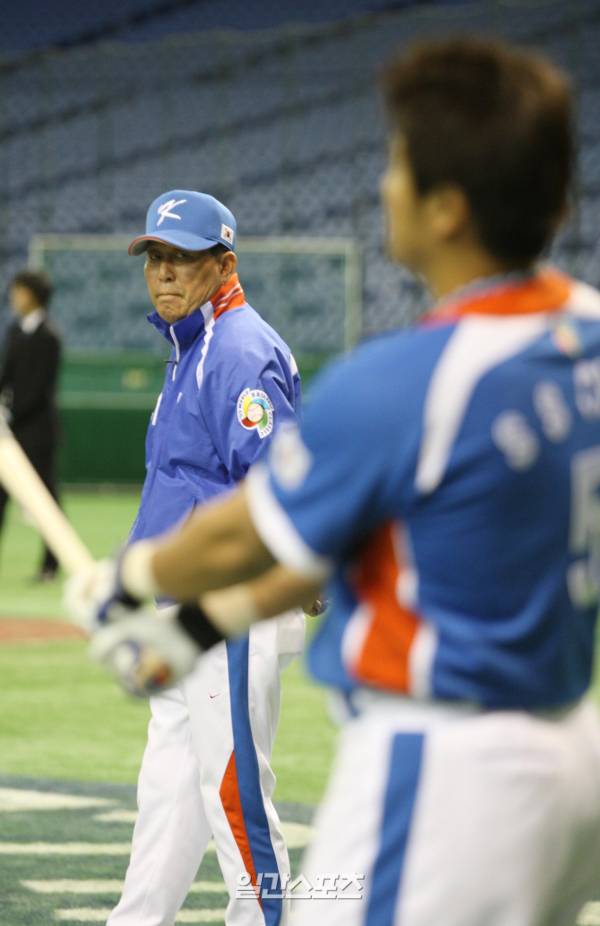 김인식 국가대표 감독이 2009년 제2회 WBC 훈련이 진행된 도쿄돔에서 추신수의 몸 상태를 체크하고 있다. IS 포토