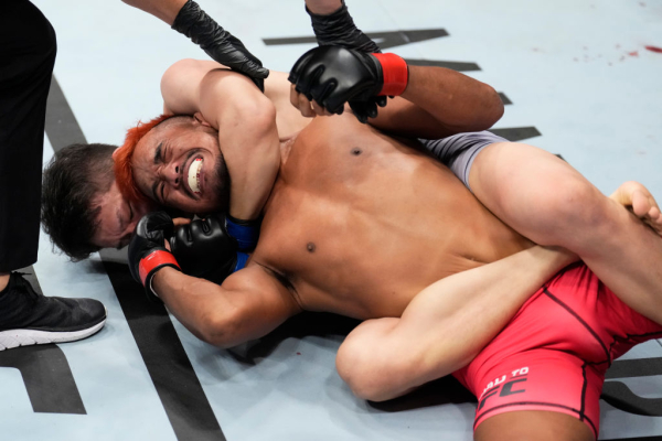 박현성(아래)이 로드 투 UFC 준결승전에서 톱 노이 키우람(태국) 리어네이키드초크로 제압하는 모습.(사진=UFC)