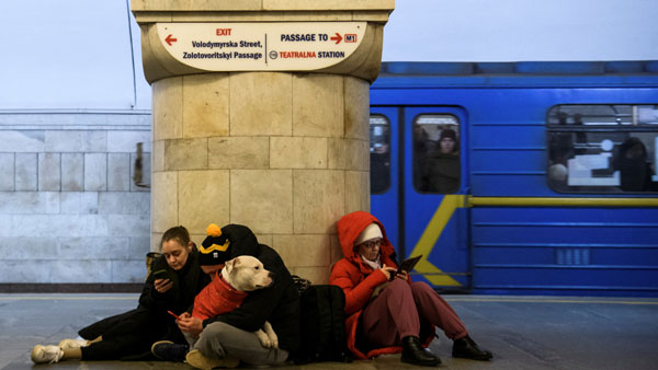 러시아 미사일 폭격에 지하철역으로 피신한 우크라 주민들 [자료사진 제공 : 연합뉴스]
