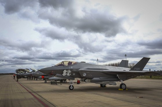 지난해 3월 네덜란드 레이우아르던 공군기지에서 네덜란드 공군 F-16과 F-35 전투기가 정비를 받고 있다. EPA=연합뉴스