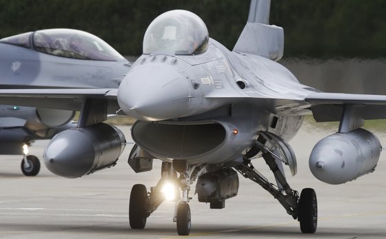 지난해 8월 벨기에 플로렌느 공군기지에서 나토 소속 F16 전투기가 착륙하고 있다. EPA=연합뉴스