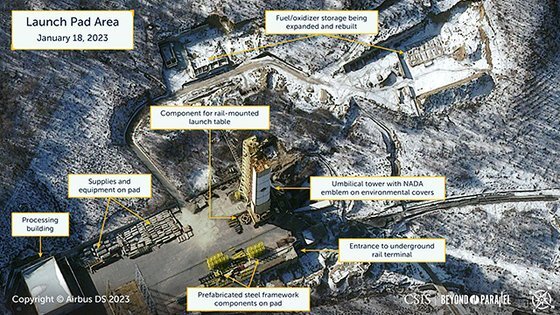 북한 서해위성발사장 발사대 부근 위성사진. 사진 국제전략문제연구소 홈페이지 캡처