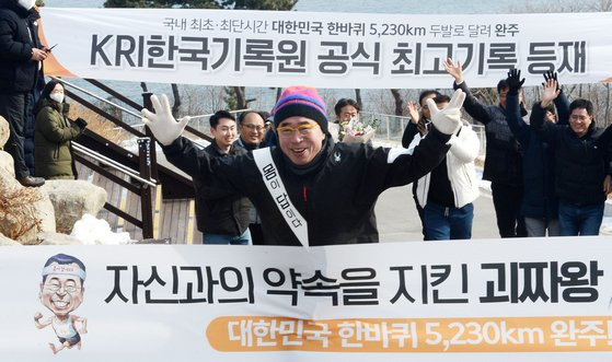 조웅래 맥키스컴퍼니 회장이 하루 평균 마라톤 풀코스 이상을 두발로 달리는 방식으로 대한민국 한 바퀴 5228㎞를 국내 최단 시간에 완주했다. 26일 오후 2시경, 완주 결승점을 통과하는 조 회장. 사진 맥키스컴퍼니