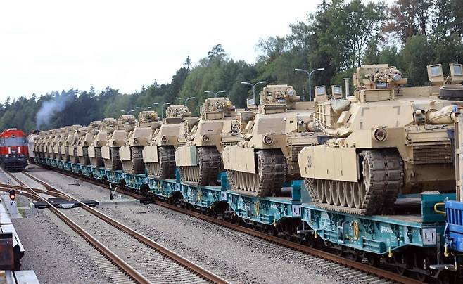 2020년 9월 미 육군 주력전차 M1 에이브럼스가 기차에 실려 리투아니아 모카바역을 지나고 있다. AFP연합뉴스