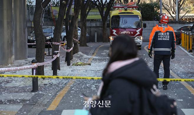전국에 한파특보가 내려진 25일 119 구조대원들이 서울 도심의 한 빌딩 외벽에 맺힌 고드름 제거 작업을 하고 있다. 성동훈 기자