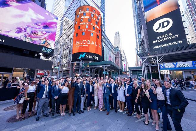 글로벌 엑스 임직원들이 뉴욕 월가에서 기념 촬영을 하고 있다. 미래에셋자산운용은 2018년 ETF 운용사 글로벌 엑스를 인수했다.