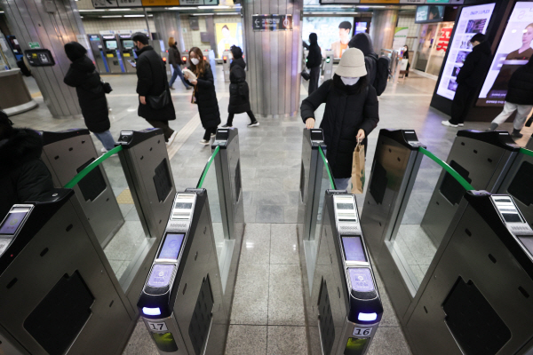 서울시가 지하철·버스요금 관련 300원과 400원 두 가지 인상안을 제시해 공청회를 열고 전문가와 시의원, 시민 등 의견을 수렴할 예정이다. 연합뉴스