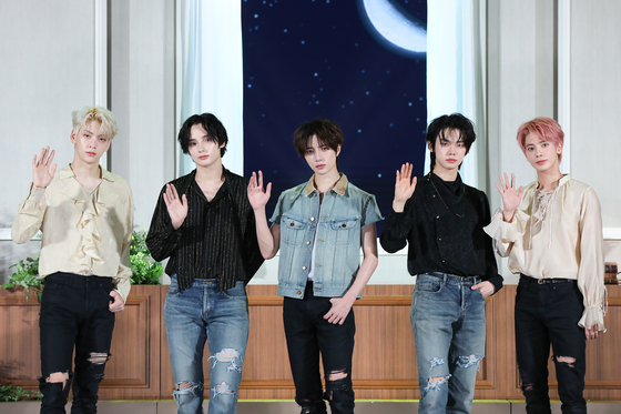 Boy band Tomorrow X Together poses during its showcase on Jan. 26, 2023 for its fifth EP "The Name Chapter: Temptation" at the Coex Auditorium in Gangnam District, southern Seoul. [BIGHIT MUSIC]