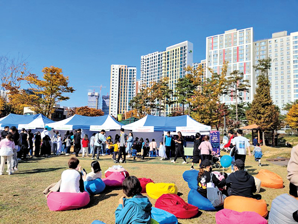서울 씨티교회가 지난해 10월 중랑구 캠핑숲의 잔디 광장에서 지역주민들과 함께 문화행사를 하고 있다. 씨티교회 제공