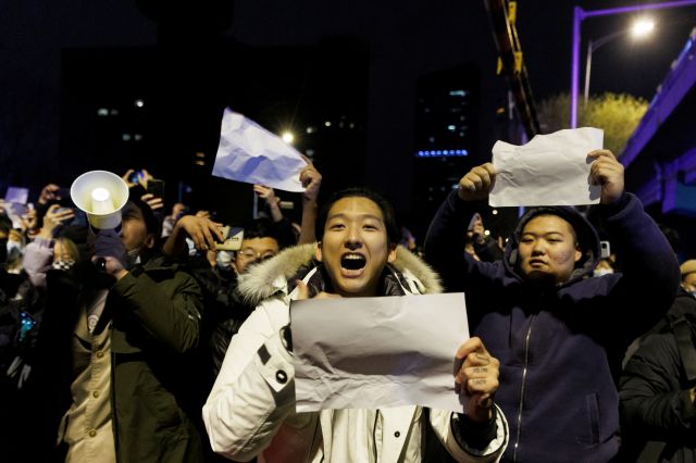 3년째 계속되고 있는 제로 코로나 정책과 이로 인한 봉쇄에 반대하는 중국 시민들이 지난해 11월 28일 베이징에서 흰 종이를 들고 항의 시위를 벌이고 있다. 로이터연합뉴스