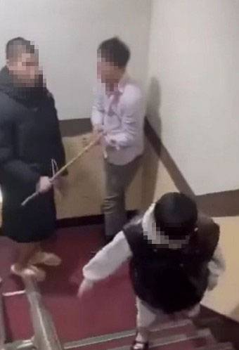지난 17일 인천의 한 모텔에서 10대 학생들이 40대 남성을 집단 폭행하는 사건이 발생했다. [사진 = 온라인 커뮤니티]