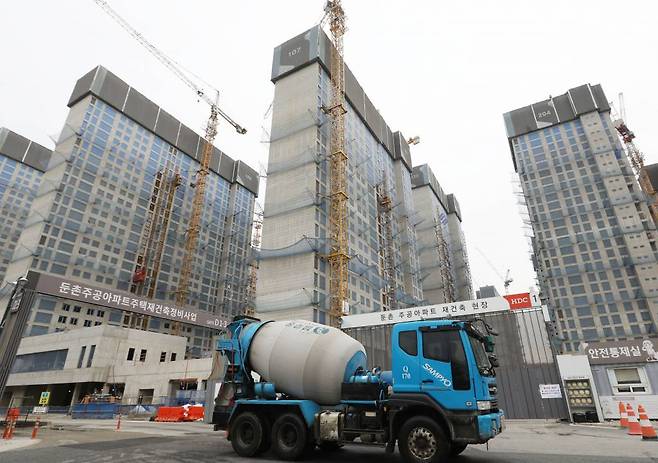 서울 강동구 둔촌주공 아파트 재건축(올림픽파크 포레온) 정당계약 마감일인 지난 17일 오전 둔촌동 올림픽파크 포레온 공사현장. /사진=뉴시스