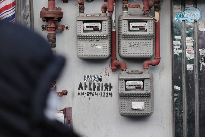 난방비에 해당하는 도시가스 요금과 열 요금이 최근 1년 동안 각각 38.4％, 37.8％ 오른 가운데 이날 전국적으로 강추위가 찾아오며 동절기 난방비 급등 현상이 주목을 받고 있다. 사진은 서울 시내 주택단지의 가스계량기. [연합]