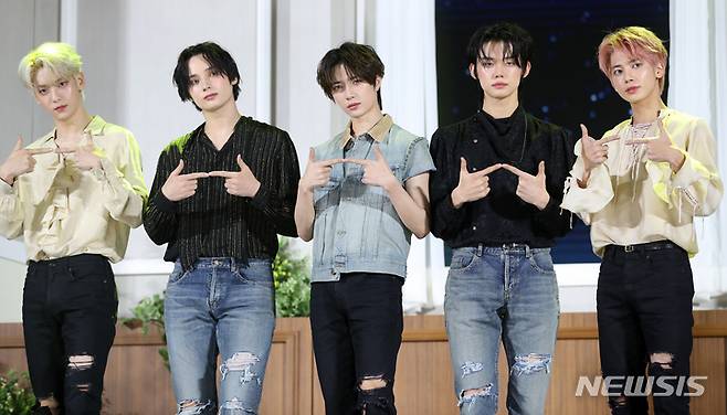[서울=뉴시스] 최진석 기자 = 그룹 투모로우바이투게더(TOMORROW X TOGETHER, TXT)의 수빈(왼쪽부터), 휴닝카이, 범규, 연준, 태현이 26일 서울 삼성동 코엑스 오디토리움에서 열린 미니 5집 '이름의 장: 템테이션' 발매 기념 미디어 쇼케이스에서 포즈를 취하고 있다. 2023.01.26. myjs@newsis.com
