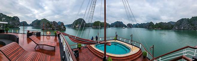 배에는 작은 풀장이 있고 호텔 5성급에 준하는 시설이었다.