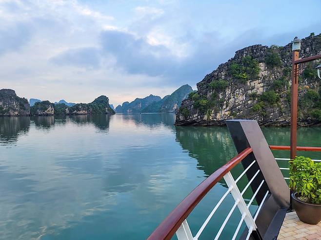 배의 앞머리에서 본 풍경. 가까워지는 섬 혹은 산이 너무 아름다웠다.