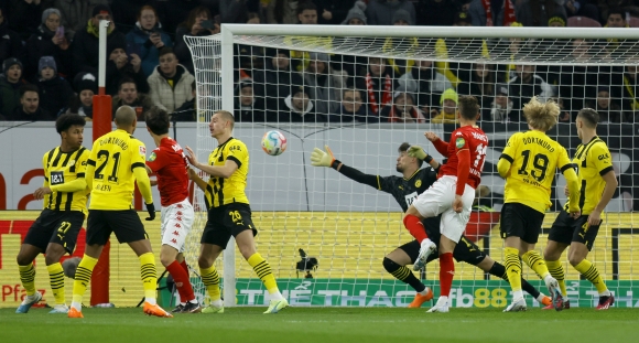 이재성 골 - 26일(한국시간) 독일 프로축구 분데스리가 마인츠와 도르트문트 경기에서 이재성(왼쪽 세번째)가 전반 2분 헤더골을 넣고 있다.