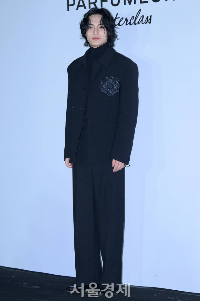 그룹 세븐틴 민규가 26일 오후 서울 종로구 북촌 휘겸재에서 진행된 ‘샤넬 조향 마스터클래스 이벤트’(CHANEL PARFUMEUR MASTERCLASS EVENT) 오픈 기념 포토월에서 포즈를 취하고 있다. / 사진=김규빈 기자