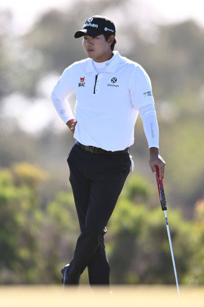 김성현이 26일 미국 캘리포니아주 샌디에이고 토리파인스GC에서 열린 PGA 투어 파머스 인슈어런스 오픈 첫날 북코스 13번홀에서 퍼트 차례를 기다리고 있다. ｜게티이미지