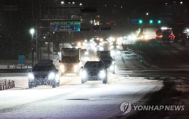 엉금엉금 출근길 (수원=연합뉴스) 홍기원 기자 = 26일 오전 대설주의보가 내려진 경기도 수원 시내에서 차량이 서행하고 있다. 2023.1.26 xanadu@yna.co.kr