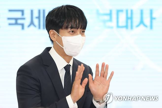 배우 이승기 (서울=연합뉴스) 강민지 기자 = 배우 이승기가 작년 5월 4일 오전 서울 종로구 서울지방국세청에서 열린 2022 국세청 홍보대사 위촉식에 참석해 손인사하고 있다. mjkang@yna.co.kr