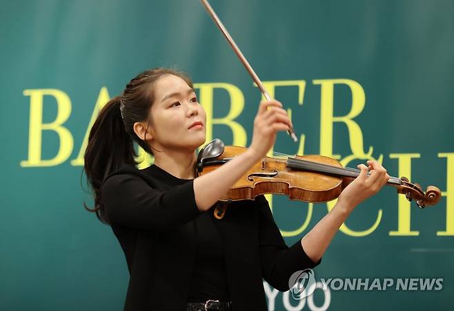 연주하는 에스더 유 (서울=연합뉴스) 이재희 기자 = 바이올리니스트 에스더 유가 26일 오전 서울 강남구 오드포트에서 열린 '바버, 브루흐' 음반 발매 기자회견에서 앙리 비외탕의 '아메리카의 추억, 양키 두들에 의한 변주곡' 일부를 연주하고 있다. 2023.1.26 scape@yna.co.kr