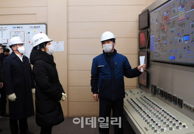 박경일 SK에코플랜트 사장(맨 왼쪽)과 한화진 환경부 장관(왼쪽에서 두번째)이 ‘AI 소각시설 운전상황판’을 보며 관계자 설명을 듣고 있다. (사진=SK에코플랜트)