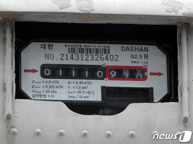 이달 26일 서울 시내 한 주택가에 설치된 가스 계량기 수치가 빠르게 움직이고 있다. 정부는 올해 겨울 한시적으로 에너지 바우처 지원과 가스요금 할인 폭을 각각 2배씩 확대하기로 했다(뉴스1DB)ⓒ News1